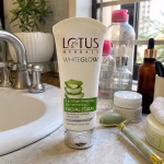 Lotus Herbal Whiteglow Facewash