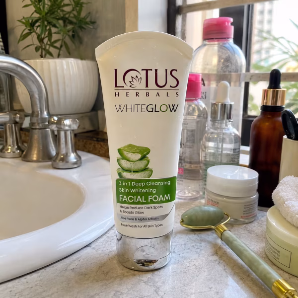 Lotus Herbal Whiteglow Facewash